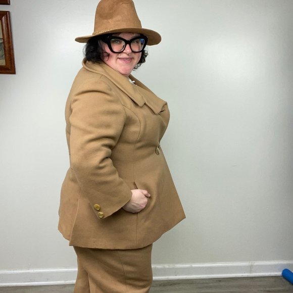 Vintage Tan Two Piece Women's Plus Size Suit D'Jimas Furs Styled by Visconti - Picture 3 of 13